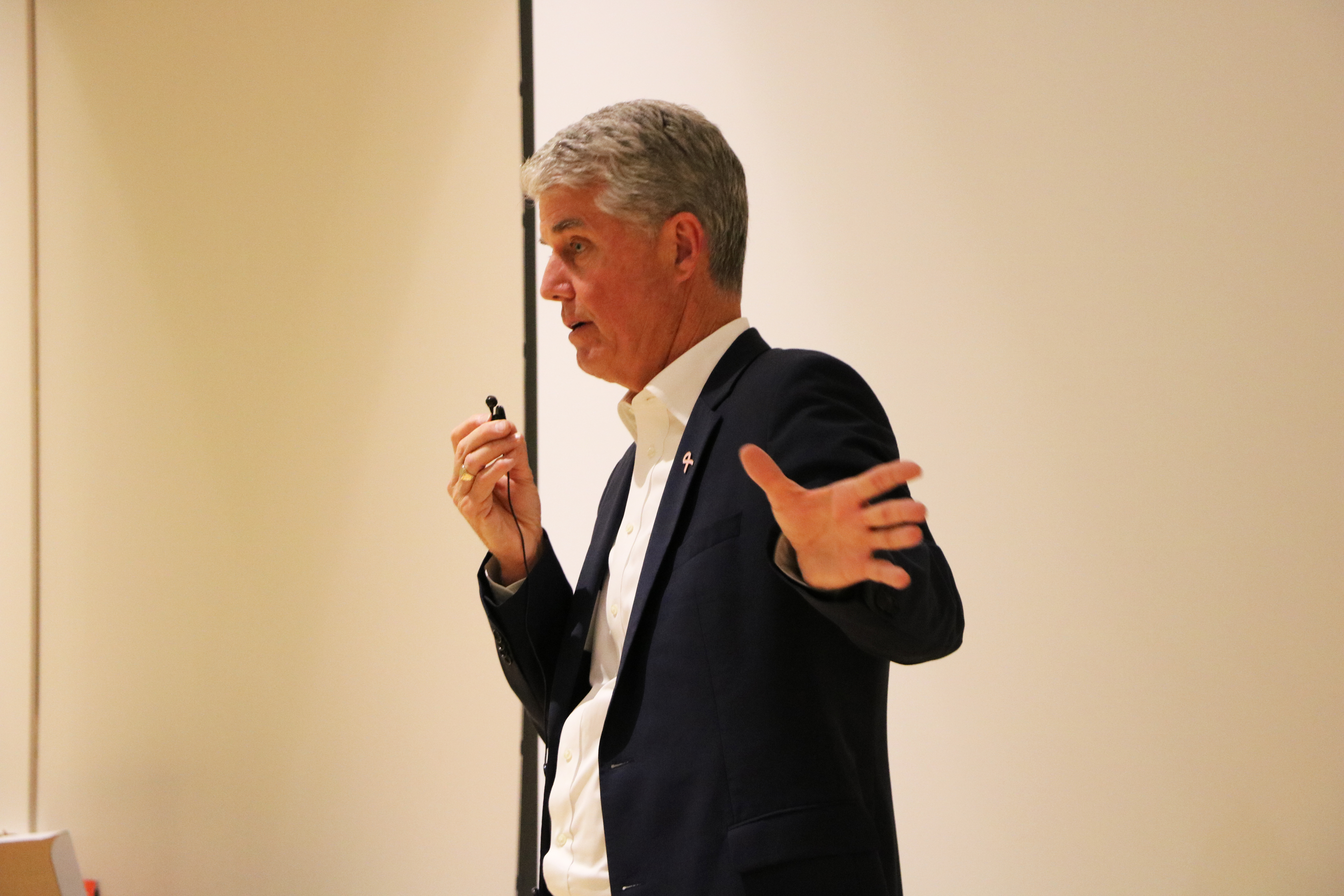 Republican congressional candidate shares platform with UR