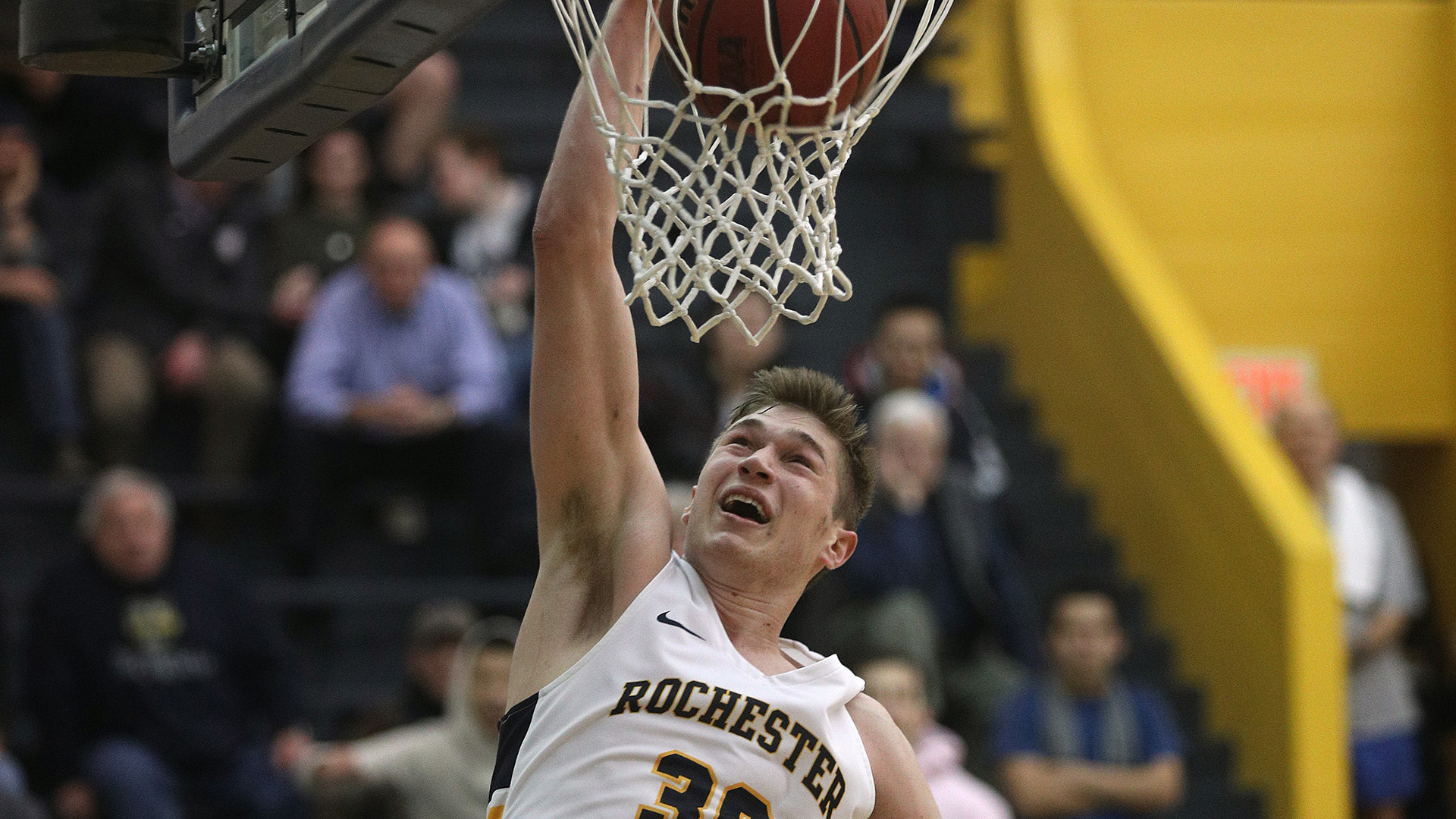 Lundstrom lifts Men’s Basketball to victory