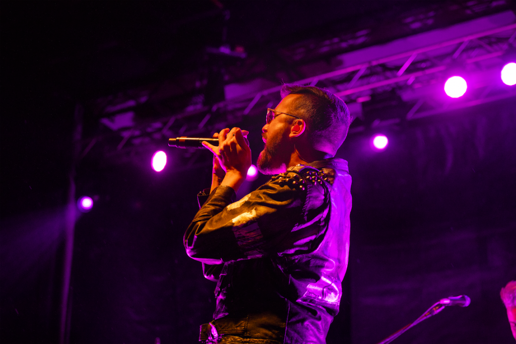 Armed with down-to-earth energy, Neon Trees keeps the rain off D-day’s parade