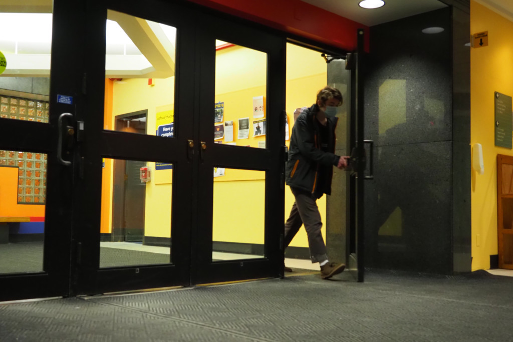 University announces tentative relaxation of no-visitor policy