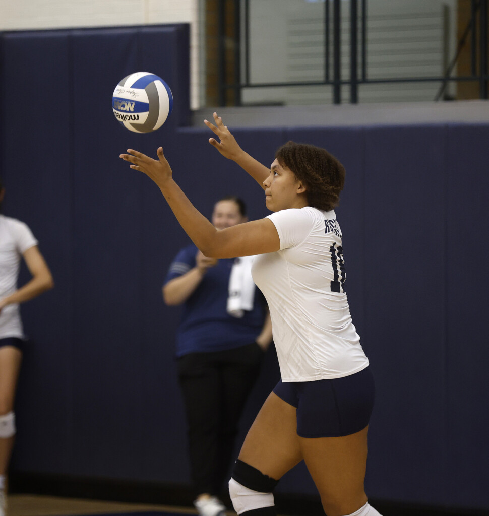 Women&#8217;s volleyball victorious on Senior Day